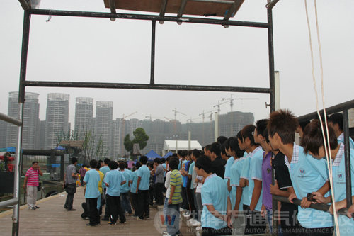 萬通汽修學(xué)校學(xué)子素質(zhì)拓展訓(xùn)練