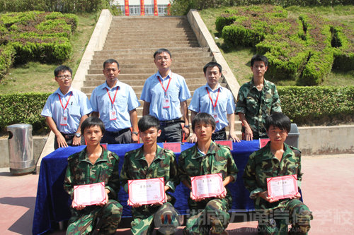 優(yōu)秀軍訓代表與領導合影