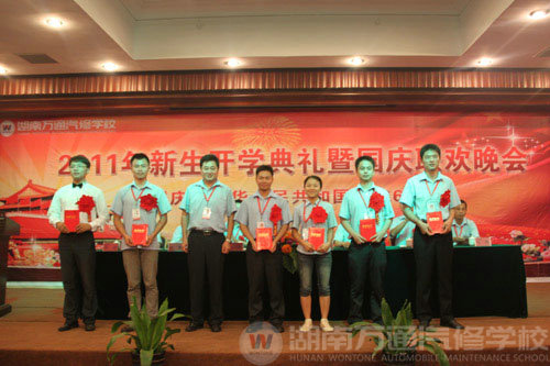 校長(zhǎng)和“最老師”合影