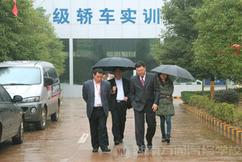 參觀(guān)完我校整車(chē)實(shí)訓(xùn)中心