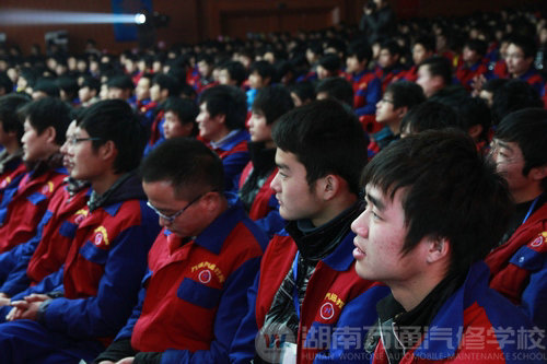 萬通學(xué)子認(rèn)真觀看電影