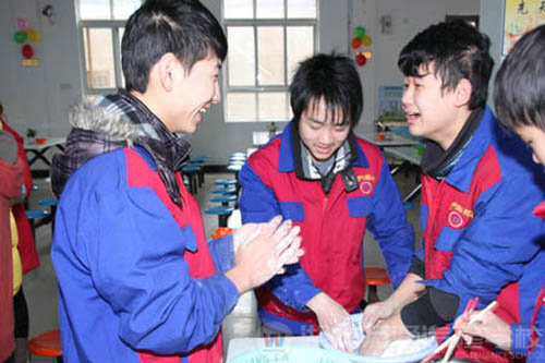 學(xué)生做元宵