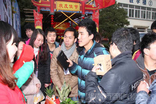 熱鬧的兌獎(jiǎng)處