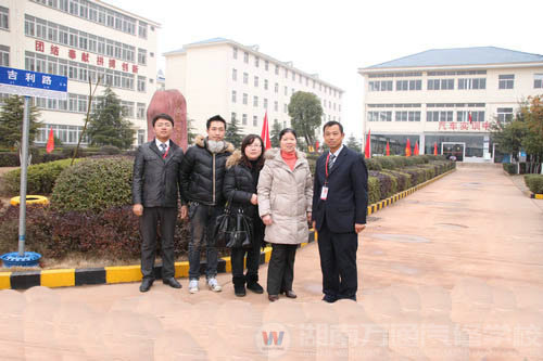 就業(yè)指導中心負責人與奇瑞4S店領(lǐng)導合影