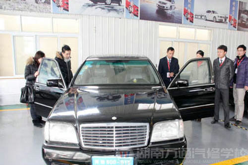 奇瑞4S店一行人員參觀高級轎車實訓中心