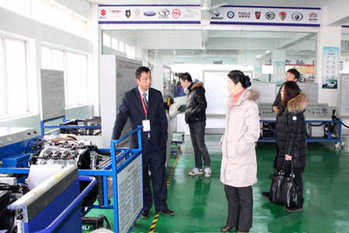 就業(yè)指導中心負責人介紹實訓車型