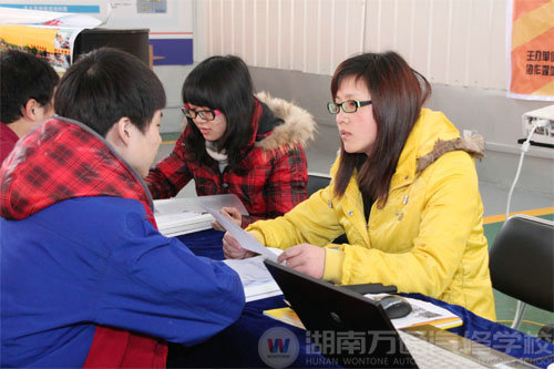 學(xué)子正在面試