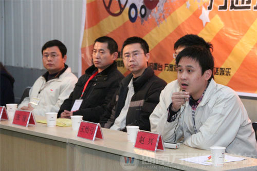 學(xué)子有次序的排隊(duì)投簡歷