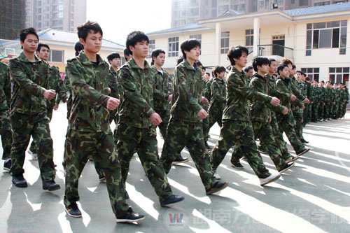 湖南萬通軍訓(xùn)匯演進行時