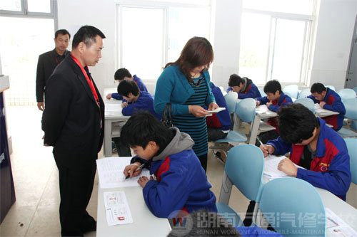 筆試現(xiàn)場潘助理監(jiān)考-湖南萬通汽修