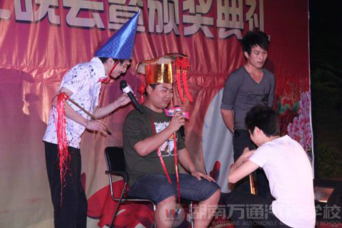 湖南萬(wàn)通-小品《英雄》