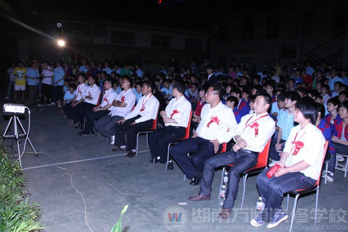 小品《英雄》 學(xué)校老師、學(xué)生聚精會(huì)神觀看精彩節(jié)目