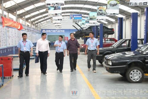 就業(yè)指導中心考察汽車維修中心