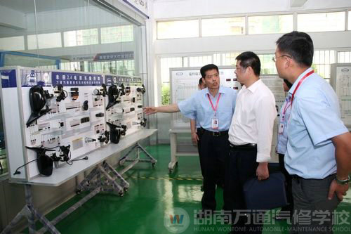 就業(yè)指導中心考察汽車實訓中心