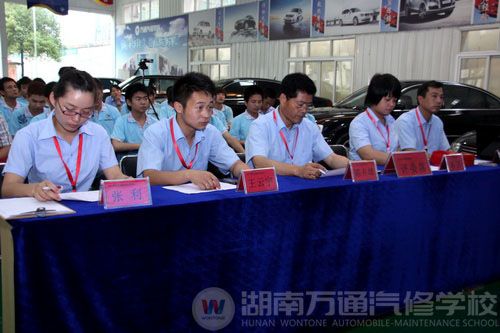 評委們打分進(jìn)行時(shí)