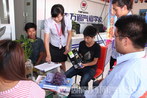 湖南萬通校企合作送平板電腦