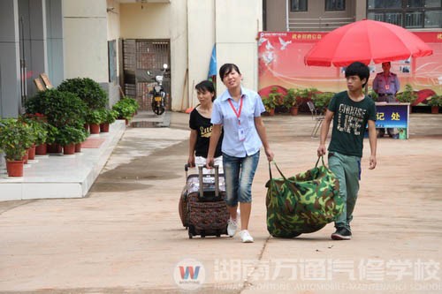 湖南萬通班主任陳老師為新生提行李