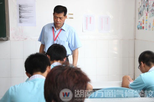 陳書記監(jiān)督考試現(xiàn)場