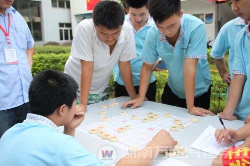 同學(xué)們棋逢對手,“棋樂無窮”