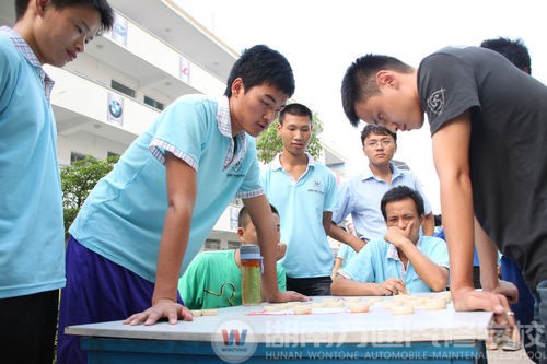 精彩的比賽吸引著老師和同學(xué)前來觀看