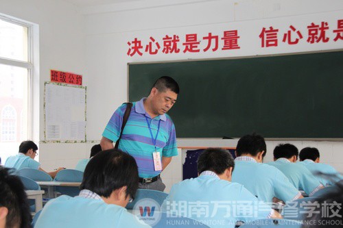 國家考評員在對學(xué)子考場進行督察