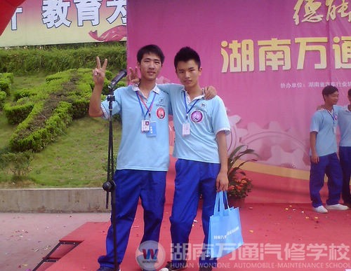 最佳人氣獎得主劉佳同學(右一)