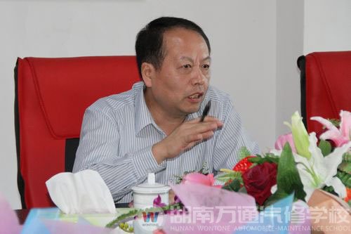 何部長在歡迎儀式上講話