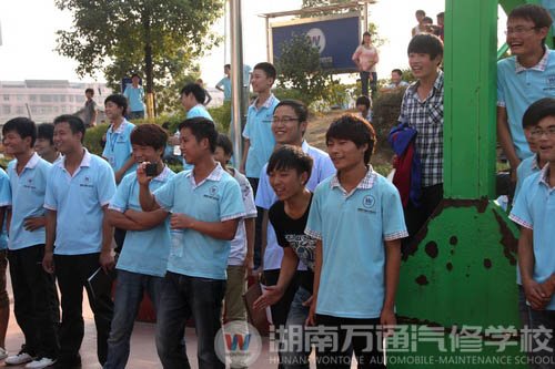 同學(xué)們興致盎然的觀看比賽