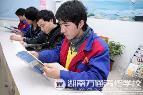 同學們認真看書