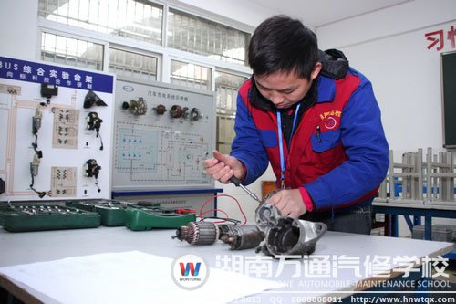 正在進行實際操作的一名考生