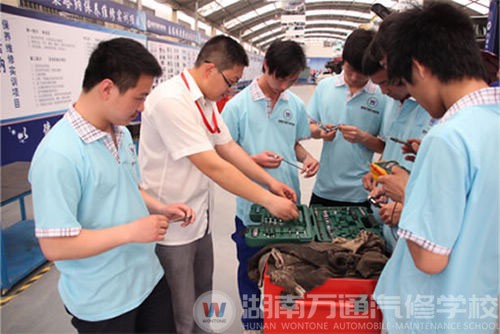 夏云峰老師正給學(xué)生們上實訓(xùn)課