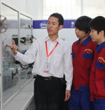 廖均奪—用愛心對待學(xué)生，用責(zé)任對待教學(xué)