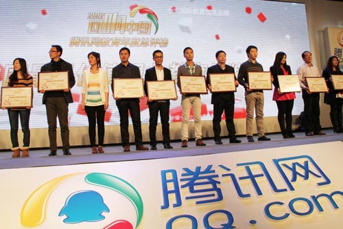 萬(wàn)部長(zhǎng)為萬(wàn)通汽修教育領(lǐng)取獎(jiǎng)牌