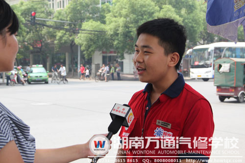 電視臺(tái)采訪萬(wàn)通志愿者服務(wù)