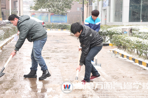 師生一起鏟雪