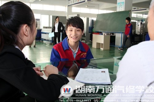 萬(wàn)通學(xué)子沉著應(yīng)對(duì)面試考官的提問(wèn)