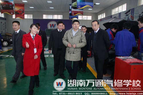 董事長(zhǎng)參觀實(shí)訓(xùn)中心