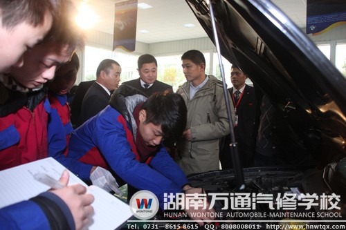 學(xué)子們的動(dòng)手能力贏得了董事長(zhǎng)的褒獎(jiǎng)