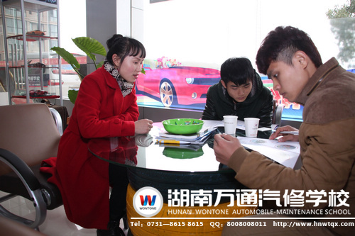 咨詢(xún)老師細(xì)心的為新生解疑答惑