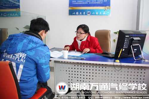 咨詢(xún)老師為參觀學(xué)子介紹學(xué)校新專(zhuān)業(yè)相關(guān)情況