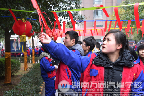 瞧！這名女同學(xué)正對(duì)著燈謎認(rèn)真思考呢