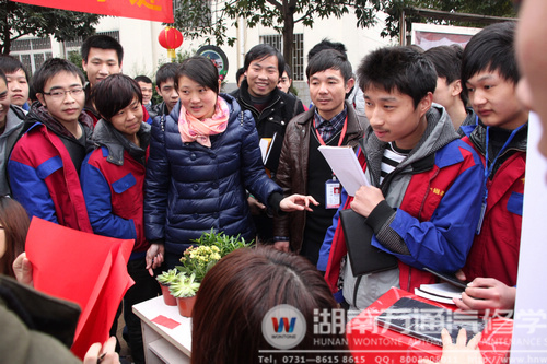 兌獎(jiǎng)臺(tái)被圍的水泄不通