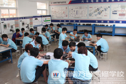 湖南萬通學(xué)子上課場景