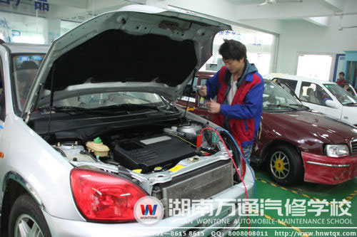 萬通學子正在上美容實訓課