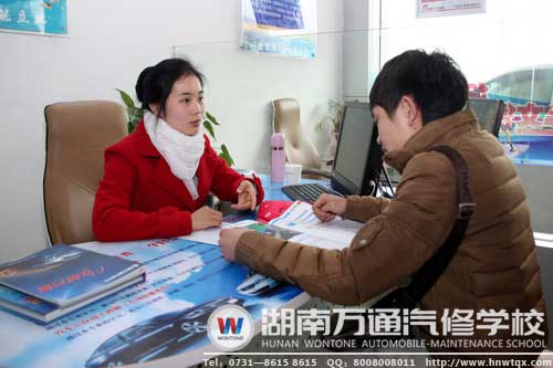 咨詢老師詳細介紹學生咨詢的設備、就業(yè)、上課等問題