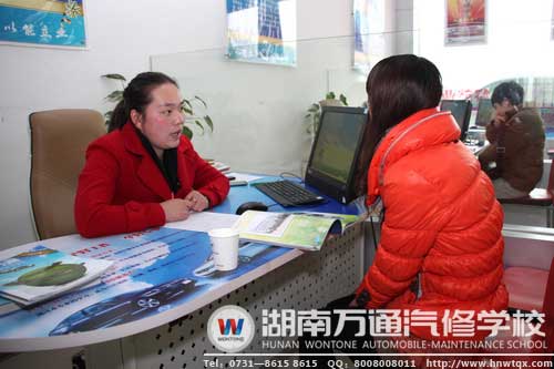 咨詢老師根據(jù)參觀新生的實際情況，為其介紹學校新專業(yè)的詳細情況并提供合理的選擇建議，