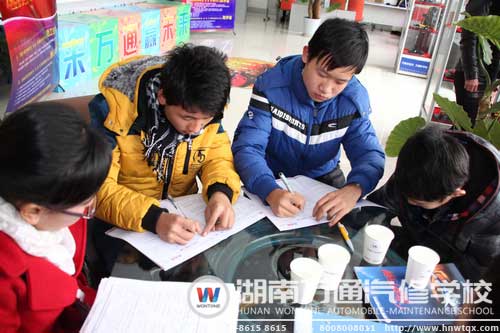 報名新生在老師的指導下填寫就業(yè)協(xié)議書