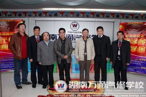 省民辦教育協(xié)領(lǐng)導(dǎo)與學(xué)校領(lǐng)導(dǎo)合影