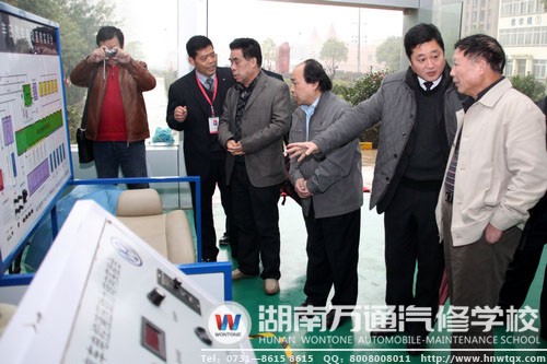 省民辦教育協(xié)會領(lǐng)導(dǎo)參觀學(xué)校實訓(xùn)中心