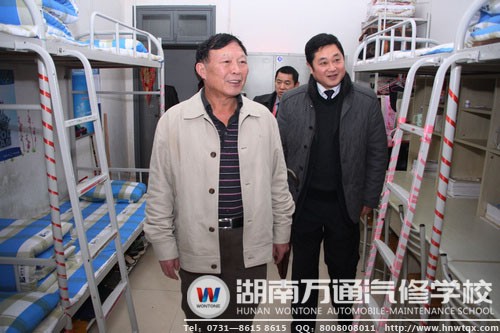 省民辦教育協(xié)會領(lǐng)導(dǎo)參觀學(xué)生宿舍